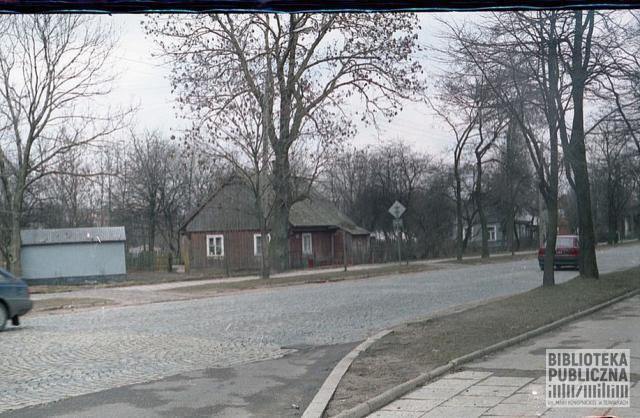 Fragment ulicy Pułaskiego (dawna Nowotki) w Suwałkach. Zdjęcie wykonane w latach 90. XX wieku. 