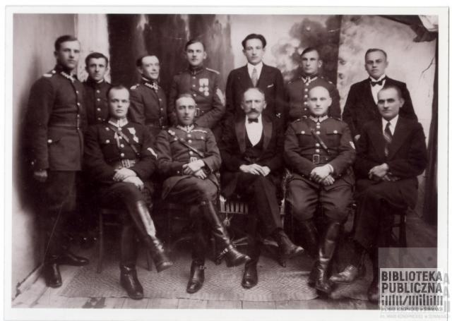 Grupa wojskowych i cywilów z KOP. Odbitka fotograficzna z oryginału. Siedzi 1.z prawej Władysław Nowikowski, stoi 1.z prawej Piotr Chuchnowski