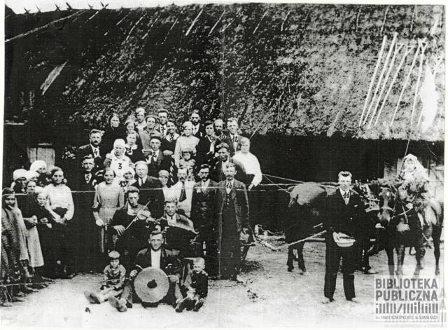 Uczestnicy ślubu i wesela Stanisława Urbanowicza z Wandą Oł&oacute;w, 1933. a podw&oacute;rku muzykanci i goście z rodziny Wasilewskich, Ołow&oacute;w, Grądzkich, Bijomin&oacute;w, Bierdzi&oacute;w, Pietrołaj&oacute;w i Urbanowicz&oacute;w.